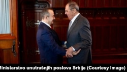 Ministar unutrašnjih poslova Srbije Ivica Dačić u Moskvi se pozdravlja s ruskim ministrom spoljnih poslova Sergejom Lavrovim, 16. oktobar 2026.