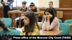 Dve od tri sestre optužene za ubistvo oca, Angelina Hačaturjan (ispred) i Krestina Hačaturjan (iza), na sudu u Moskvi. (arhivska fotografija)