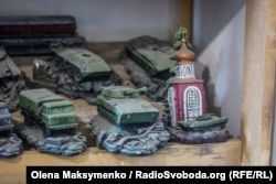 Гіпсові макети військової техніки у майстерні селища Кримське, вересень 2021 року
