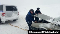 У Криму співробітники поліції надають допомогу автолюбителям, які потрапили в сніговий полон 19 лютого 2021 року