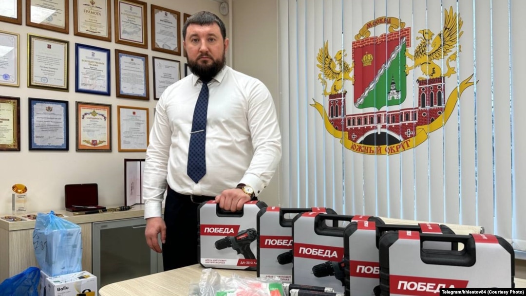 До того, как устроиться в "Барс-1", Хлестов постоянно собирал гуманитарную помощь для росийских военных