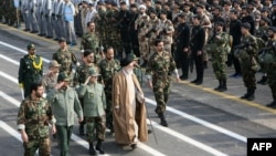 Ali Khamenei, inspectând alături de comandanți iranieni unități ale miliției Basij, în timpul unei reuniuni la Teheran, pe 26 noiembrie 2007