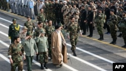 نقطهٔ عطف بسط قدرت خامنه‌ای، پیوند ساختاری او با سپاه پاسداران بود. سپاه در دوران رهبری او از یک نیروی صرفاً نظامی به بازیگری امنیتی، سیاسی، اقتصادی و منطقه‌ای تبدیل شد