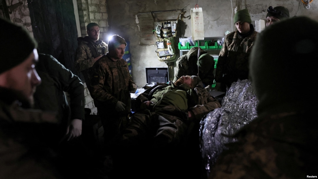Medicii și membrii Brigăzii 24 din Ucraina tratează un soldat rănit lângă Bakhmut, în regiunea Donețk, pe 1 decembrie.