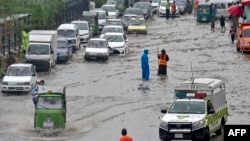 په پېښور کې تر شړکنده باران وروسته پر سړک اوبه ولاړې دي - انځور له ارشیفه. 