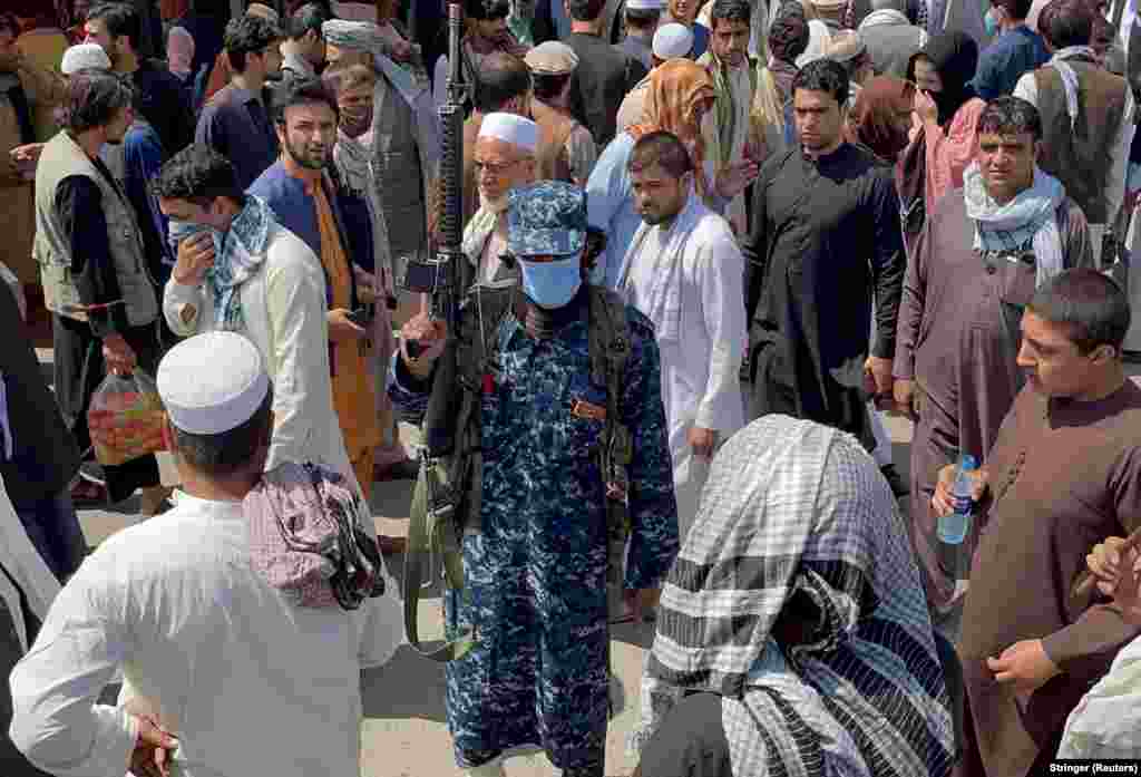 Pripadnik talibana nadgleda ljude u ulici Kabul. (4. septembar)