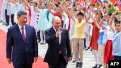 Ruski predsednik Vladimir Putin i kineski lider Si Đinping na ceremoniji dobrodošlice u Velikoj sali naroda u Pekingu, 20. maj 2026.