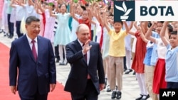 Presidenti rus, Vladimir Putin, dhe presidenti kinez, Xi Jinping, në Pekin, 20 maj.