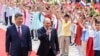Глава Китая Си Цзиньпин и президент России Владимир Путин перед церемонией приветствия в Большом зале народных собраний в Пекине 20 мая 2026 года
