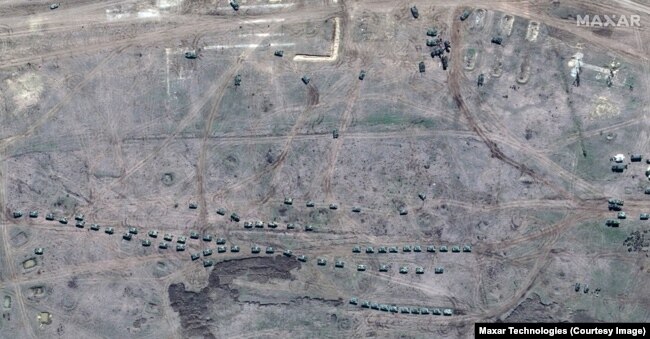 Воздушно-десантные подразделения были замечены на маневрах после дислокации российских военных на полигоне Ангарский в аннексированном Крыму