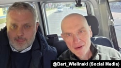 Польскі журналіст Барташ Веліньскі (зьлева) і вызвалены Анджэй Пачобут