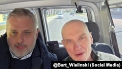 Польскі журналіст Барташ Веліньскі (зьлева) і вызвалены Анджэй Пачобут, журналіст і актывіст польскай меншасьці ў Беларусі. 28 красавіка 2026