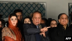 نواز شریف رهبر حزب مسلم لیگ نواز (وسط) برادرش شهباز شریف و دخترش مریم نواز در جریان سخنرانی در پاکستان. 