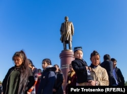 Памятник Исламу Каримову в Самарканде. 29 ноября 2019 года.