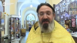 Протесты в Москве – священник укрыл людей в церкви (видео)