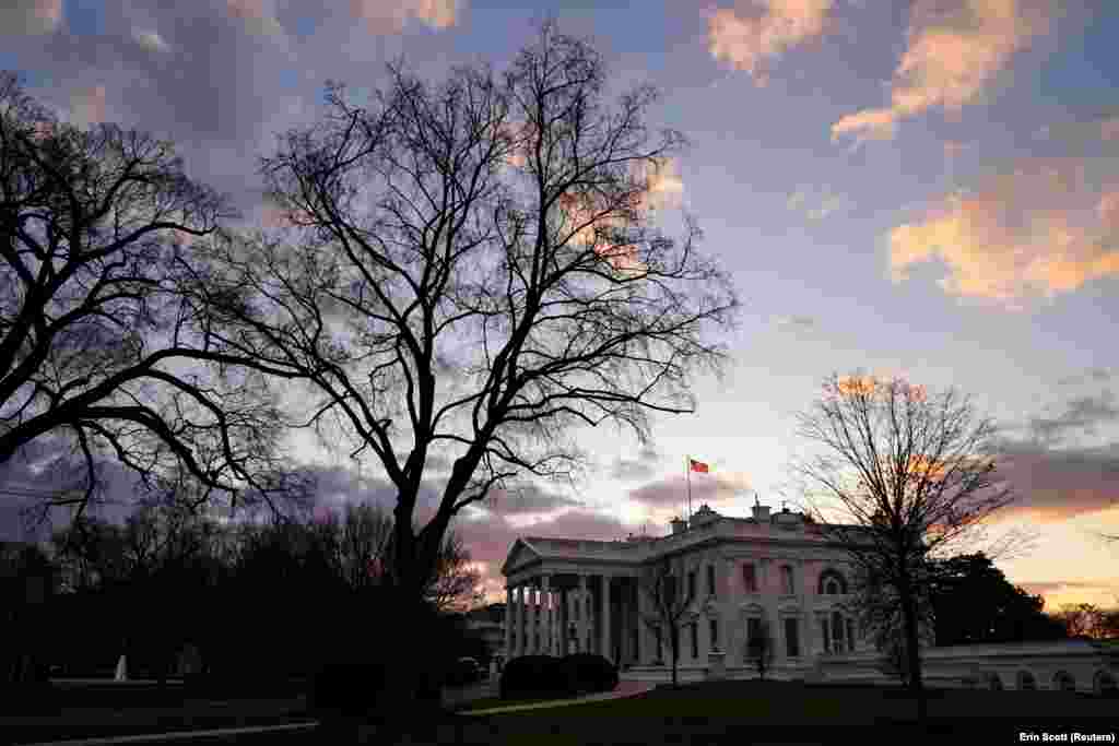 Egy kora reggeli látkép a Fehér Házról Joe Biden elnökségének első hetében.