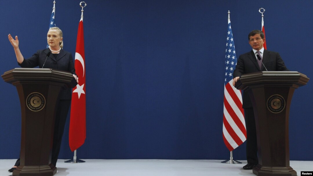 Хиллари Клинтон (слева) и and Turkish Foreign Minister Ahmet Davutoglu attend a news conference after their meeting in Istanbul, 11Aug2012