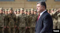 Президент Украины Петр Порошенко во время визита в Национальную военную академию во Львове, 21 сентября 2015 года. 