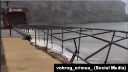 Скриншот с видео, на котором запечатлено обрушение части набережной в Судаке, февраль 2026 года