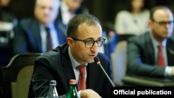 Armenia -- Health Minister Arsen Torosian speaks at a meeting of a task force coordinating the Armenian government's response to coronavirus outbreak, Yerevan, April 27, 2020.