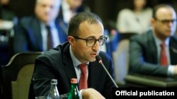 Armenia -- Health Minister Arsen Torosian speaks at a meeting of a task force coordinating the Armenian government's response to coronavirus outbreak, Yerevan, April 27, 2020.