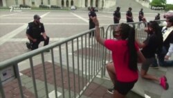 Policajac na koljenu ispred američkog kongresa