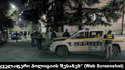 ჯერჯერობით მსროლელი არ დაუკავებიათ.