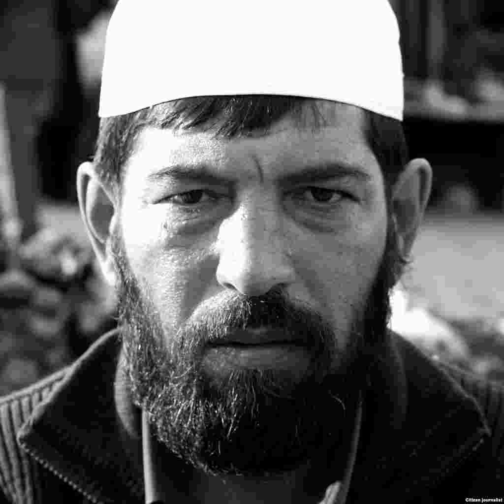 Коля, 44 жашта. Ош базарында тилемчилик кылып күн көрөт.