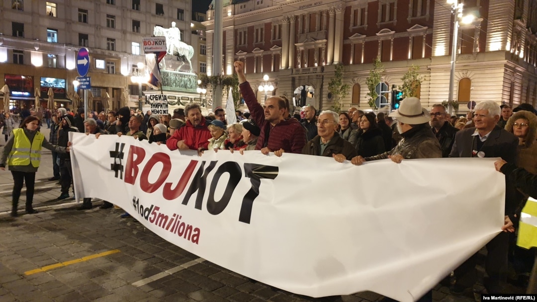 Odluka o izlasku na izbore udruženja "1 od 5 miliona" dodatno je podelila snage unutar pokreta koji je pre 14 meseci pokrenuo lavinu protesta u više desetina gradova Srbije: Fotografija sa 48, od ukupno do sada održanih 60 protesta, 2. novembra 2019.