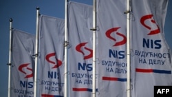 Baneri Naftne industrije Srbije (NIS), čiji je većinski vlasnik Gazprom Neft, Beograd, 8. januar 2025. 