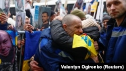 Орусиядан туткундан бошотулган украин аскерлери жакындары менен көрүшүп жатышат. Архивдеги сүрөт.