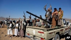 شماری از شبه‌نظامیان حوثی در نزدیکی صنعا، پایتخت یمن، ژانویه ۲۰۲۴