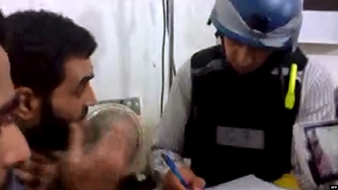 БУУнун инспекторлору күбөлөр менен сүйлөшүүдө, 26-август, 2013