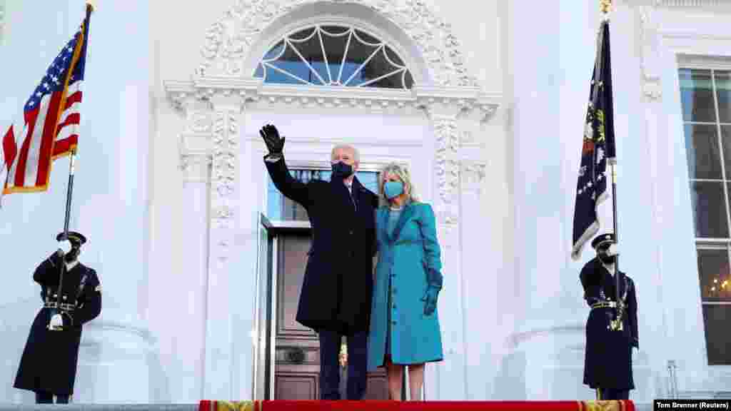 Predsjednik SAD-a Joe Biden maše pored prve dame Jill Biden dok stoje na sjevernom trijemu Bijele kuće nakon njegove inauguracije 20. januara 2021. godine. &nbsp;