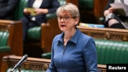 Щодо можливостей відкриття Ормузької протоки, заблокованої через дії Ірану, Іветт Купер наголосила, що Британія підтримує оборонні дії