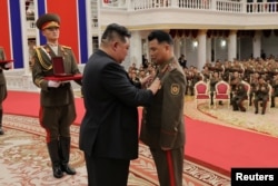 Ким Чен Ын награждает военнослужащих КНА, отличившихся в боях против Украины. 22 августа 2025 года
