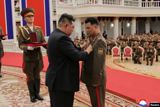Kim Jong-un vlerëson ushtarët e PPA-së që u dalluan në betejat kundër Ukrainës. 22 gusht 2025