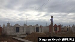 На одном из кладбищ близ города Актобе.