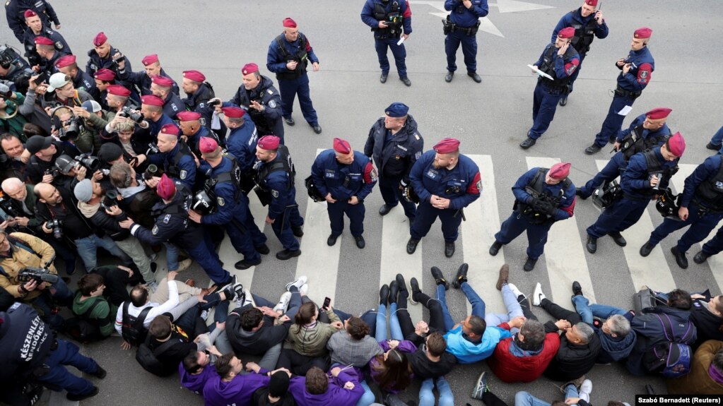 Акция протеста у венгерского парламента, Будапешт, 14 апреля 2025 года