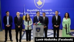 Lider DSK-a Ljumir Abdižiku predstavlja kandidata za predsednika Bekima Sejdiua (drugi sleva na fotografiji).