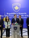 Zyrtarë të LVV-së dhe LDK-së, së bashku me kandidatin e tyre të përbashkët për president, Bekim Sejdiu, gjatë njoftimit për marrëveshjen për president. 