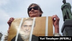Jedan od brojnik protesta kojim se traži oslobađanje Mihaila Khodorkovskog iz zatvora, juni 2012. 