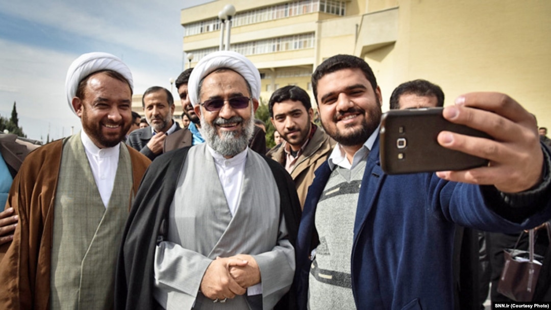 «دولت بهار» می گوید که مدیرکل میز اسرائیل زمانی دستگیر شد که حیدر مصلحی (وسط) وزیر اطلاعات بود.
