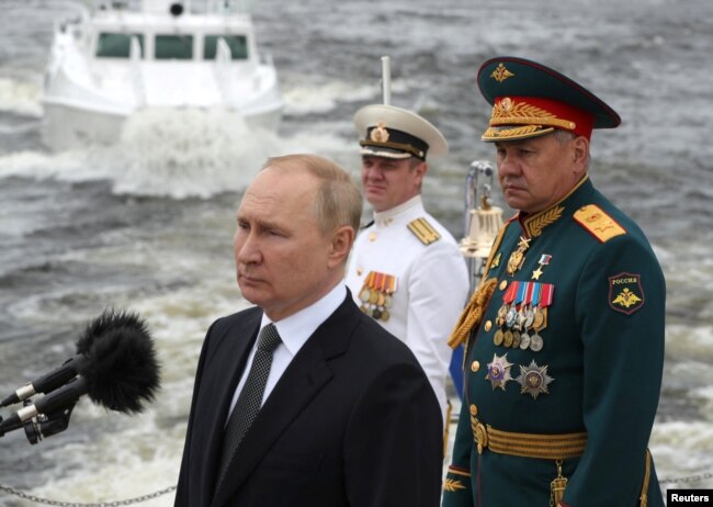 Владимир Путин и Сергей Шойгу на праздновании Дня ВМФ России в Санкт-Петербурге. 31 июля 2022 года