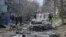 Banorët e Dnipros inspektojnë pasojat e një sulmi rus në qytetin ukrainas natën e 28 marsit.