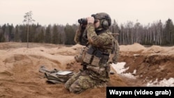 Vojnik na vojnoj vežbi, na snimku ekrana iz videa estonskog odbrambenog startapa Wayren.