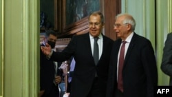 Ministrul de externe al Rusiei, Sergei Lavrov, și reprezentantul EU, Josep Borrell.