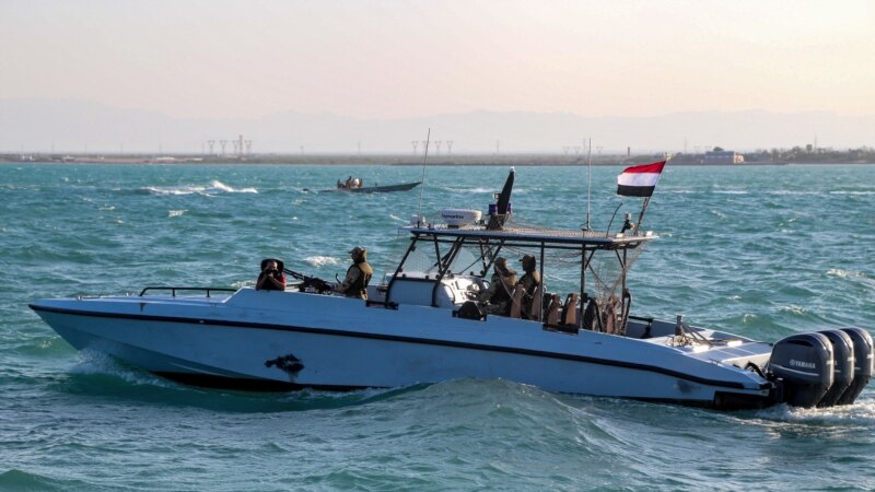 Dy anije mallrash në Detin e Kuq goditen nga raketa të hedhura prej Jemenit