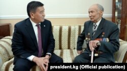 Сооронбай Жээнбеков жана Корчубек Акназаров.