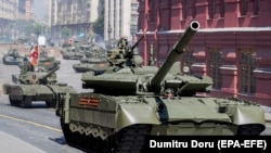 Російський танк Т80 БВМ на військовому параді у Москві, 2020 рік